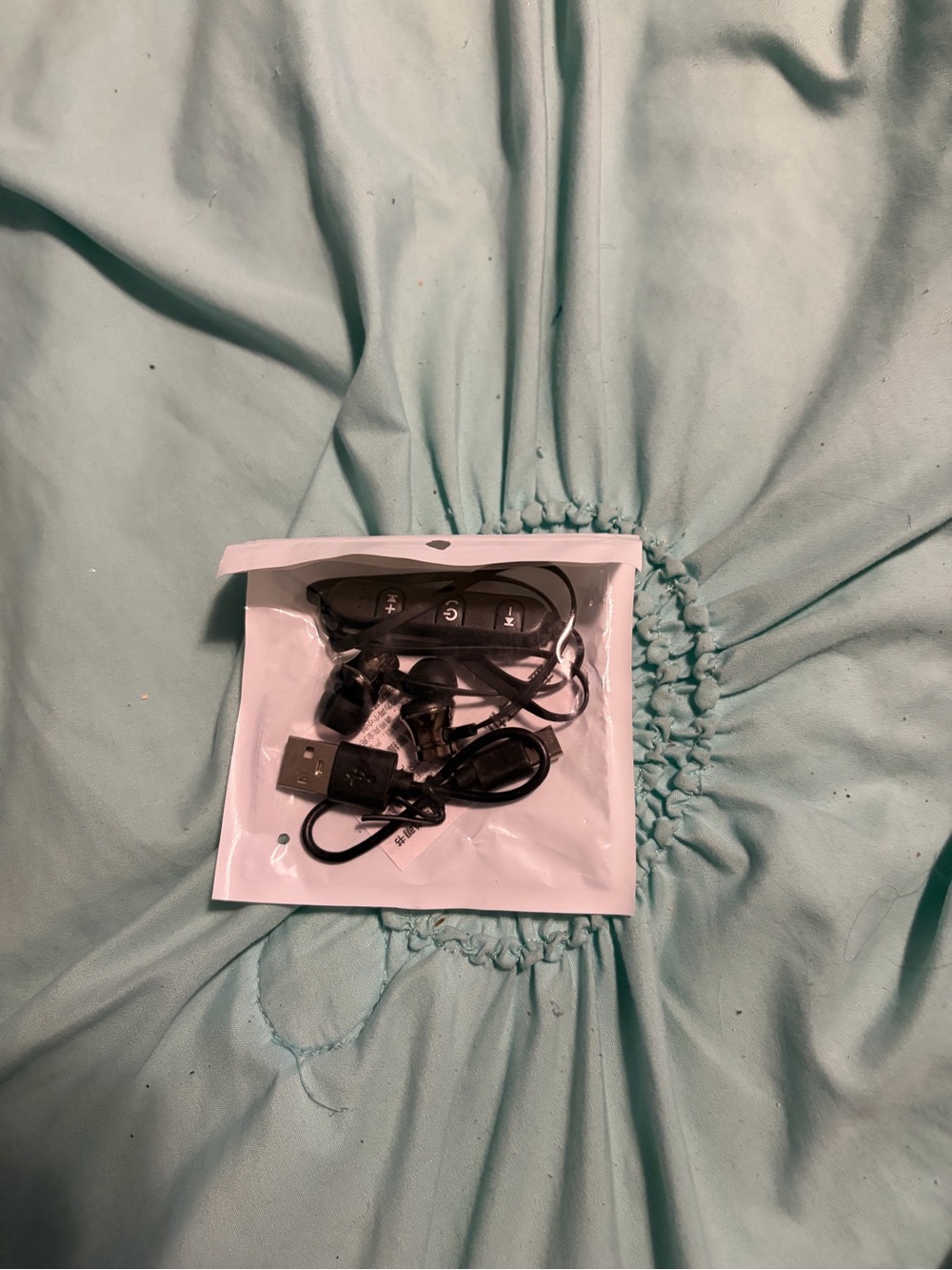 Wireless Black Earbuds with USB Charging Cable - Unbranded